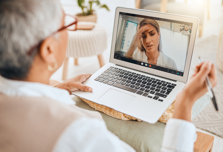 Online Beratung Frau schildert Beraterin ihre Sorgen